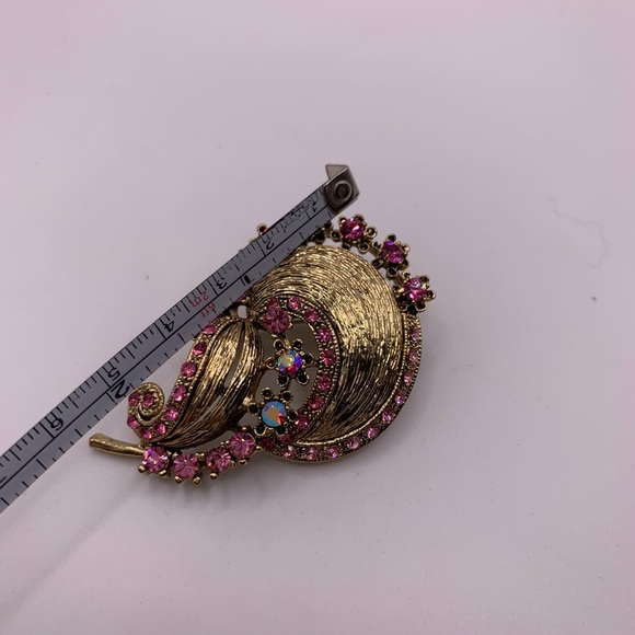 Vintage gold tone pink crystal brooch - Picture 4 of 5